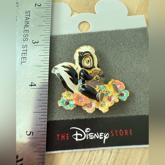 Disney Bambi Flower Skunk Jeweled Flower Patch Rhinestones Jewelry Brooch Pin - Picture 3 of 4